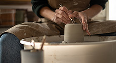 Création artisanale dans un atelier de poterie