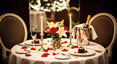 Table de restaurant dressée pour un dîner gastronomique