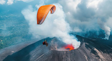 Parapente au-dessus de montagnes et de la mer