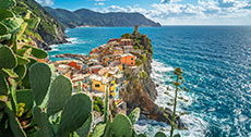 Village méditerranéen au bord de la mer